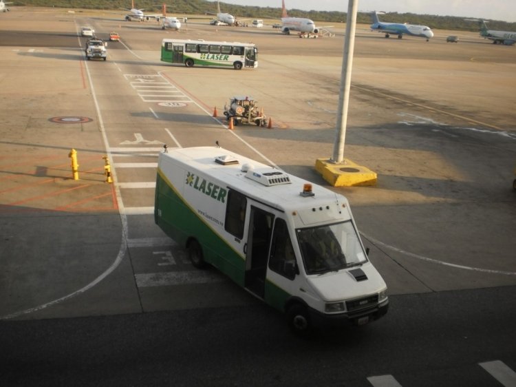 Iveco Turbo Daily 59-12 - Centrobuss Mini-Buss24 - Laser Airlines 18
Opera como apoyo de operaciones en tierra de la aerolínea Laser (Líneas Aéreas de Servicio Ejecutivo Regional) en el Aeropuerto Internacional Simón Bolívar. Al fondo, un Marcopolo Viale. Éste bus protagonizó un incidente en el cual fue chocado volcado por un MD-81 de la misma Laser a mediados de año en las plataformas que se ven al fondo, ya en la foto opera luego de ser reparado (Venezuela).
Palabras clave: Centrobuss Iveco