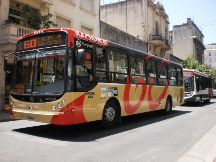 Agrale MT15.0 LE - TodoBus Pompeya - Monsa 6045
JHX-891
Aprovechando el reencuentro con ésta unidad de cazarla desde el ángulo faltante. Atrás un Metalpar Tronador (también Agrale) de CUSA (Argentina).
Palabras clave: TodoBus Agrale