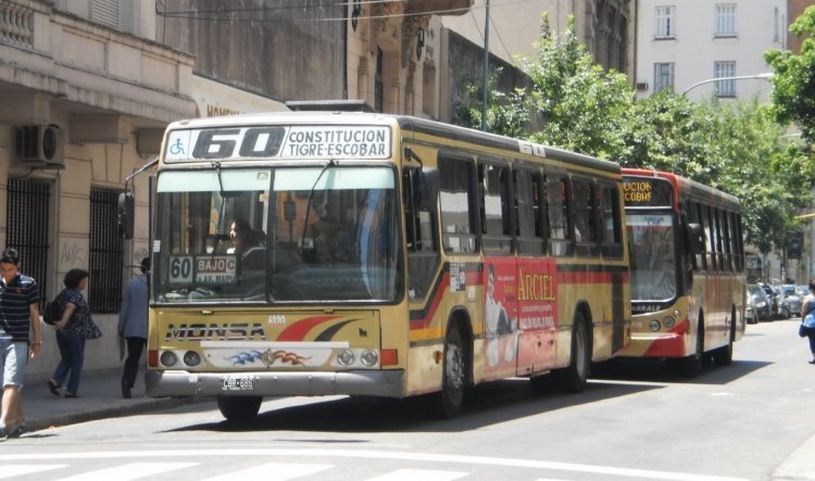 Mercedes-Benz OH-1621L - Marcopolo Torino Gv (en Argentina) - Monsa 6220
CBR-686
Toma de contraste entre lo antiguo (el Torino) y lo actual (un TodoBus Pompeya), antes de girar en la Av.Tucuman (Argentina). 
Palabras clave: Mercedes-Benz OH-1621L Marcopolo