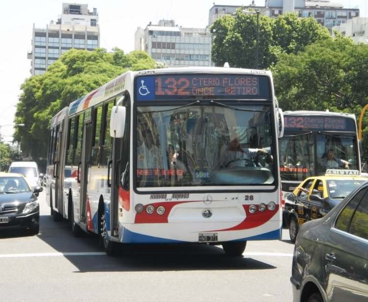Mercedes-Benz O-500UA - Metalpar Iguazú (Articulado) - Nuevos Rumbos S.A. 28
HND-371
Con un hermano "mayor" al fondo. Linda unidad (Argentina).
Palabras clave: Mercedes-Benz O-500UA Metalpar
