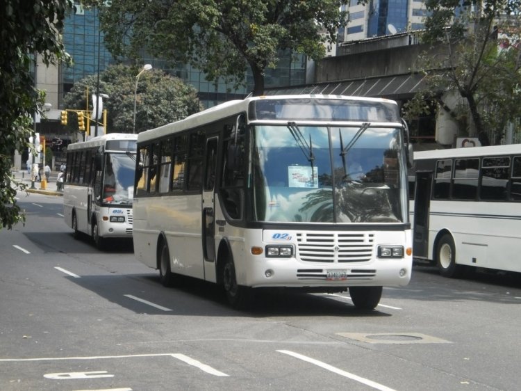 Iveco Tector 170E22T - Intercar Seboruco 1G - Transporte y Turismo Tío Ven C.A. 02
AO403AD.
Detrás viene la unidad 05. Modelo inspirado en el Marcopolo Viale. Versión Minipullman, con baño adaptado. Actualmente el modelo en producción (2G) cuenta con el bajo frente cambiado, con rasgos parecidos a los de un Caio Giro o un Metalsur Arrowliner
(Venezuela)
Palabras clave: Iveco Intercar