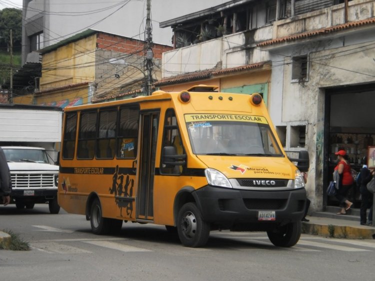 Iveco Daily 70C16HD - Centrobuss Mini-Bus24 - Transporte Escolar MI-003
A0142AV
Donado por la Gobernación del Estado Miranda, para ser operado por el I.E.E. Francisco de Miranda. Al momento de la foto, se dirigía al colegio para cubrir ruta.
(Venezuela)
Palabras clave: Iveco Centrobuss