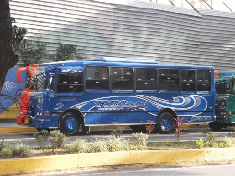 Encava E-NT610 Special - Unión Cond. Caracas - Los Caracas 009
AF3531.
Escudería Tin Macoy, formada por 2 unidades Encava con pintura dividida por la mitad. Éste Special es de combinación Azul-Rojo con etiquetas de F.C. Barcelona.
(Venezuela)
Palabras clave: Encava Isuzu