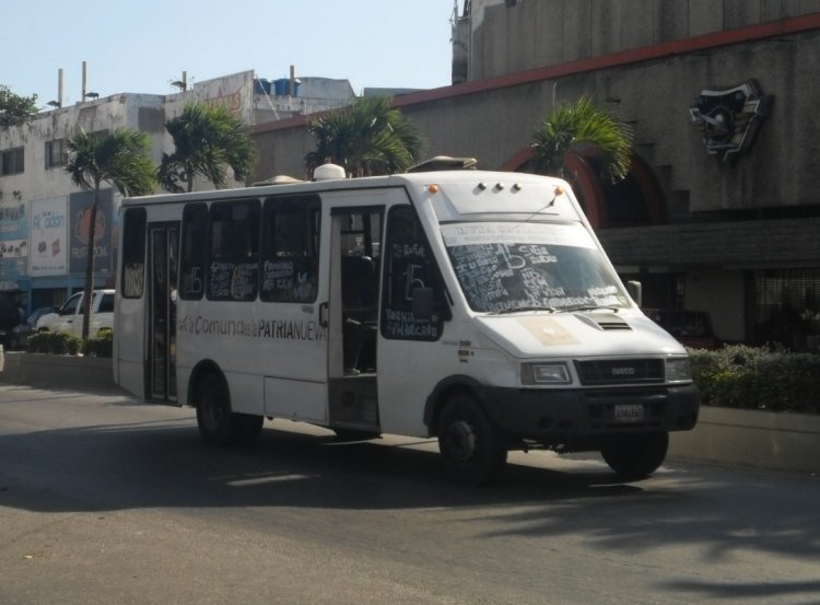 Iveco Turbo Daily 59-12 - Centrobuss Mini-Buss24 - Ruta Socialista Comunas Achipano 01
A0467AD
En la Av. 4 de Mayo. Una de muchas empresas creadas a nivel nacional a traves de los Consejos Comunales (Venezuela).
Palabras clave: Centrobuss Iveco