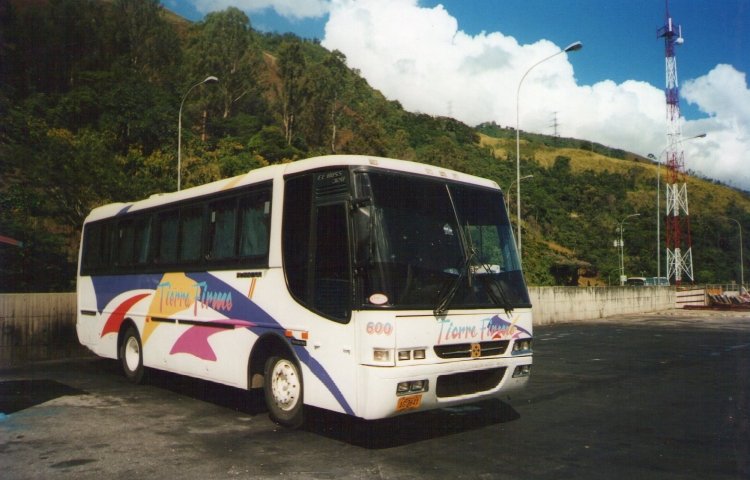 Mercedes-Benz OF-1318 - Busscar El Buss 320 (en Venezuela) - Colectivos Tierra Firme 0600
AG264X
Descansando en el TDO antes de partir de nuevo al oriente. La empresa desaparecería a mediados de la década pasada. Éste carro luego encontró nueva vida en U.C. San Antonio S.C., y actualmente es el 015 de C.U. Caracas - Los Teques A.C., remotorizado con Cummins y caja Allison. Foto tomada por Juan Carlos Gamez.
Palabras clave: Busscar Mercedes-Benz