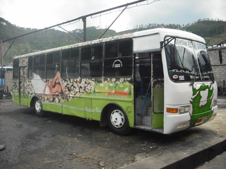 Mercedes-Benz OH-1420-59 - Intercar Urbano Grande - Transporte Uniprados 70
AC2903
Jehova es Mi Guerrero. Rótulos publicitarios de éste tipo muy comunes en los buses urbanos que operan hacia el Sureste Caraqueño. Reemplazado en la línea de Producción por el Seboruco (Venezuela)
Palabras clave: Intercar Mercedes-Benz