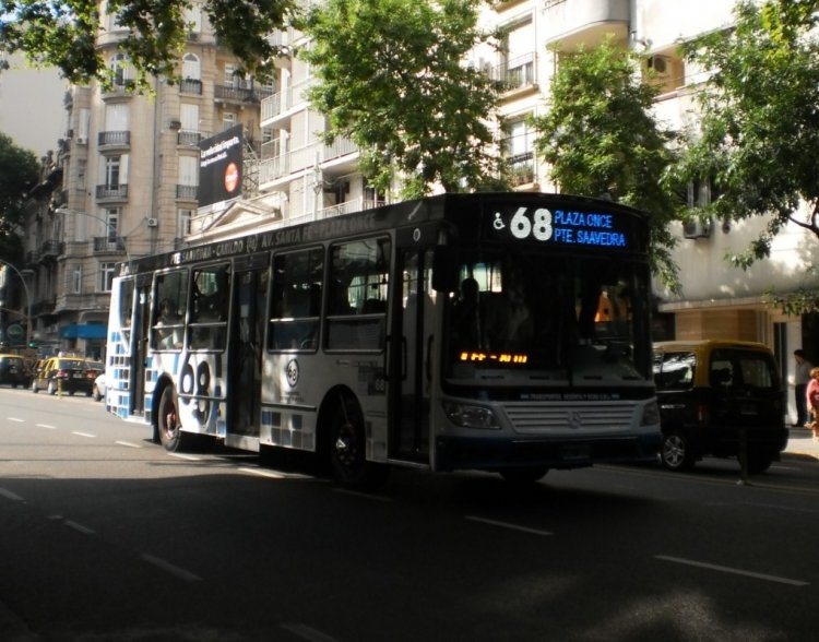 Mercedes-Benz OH-1618L-SB - Italbus Tropea - Transportes Sesenta y Ocho SRL 00
Uno de los trabajos de pintura que más me gustó: llamativo pero a la vez sin sobrecargar, resaltando el rutero. Lamentablemente por la falta de luz no pude detallar ni el número de la unidad ni la placa (Argentina).
Palabras clave: Mercedes-Benz OH-1618L-SB Italbus