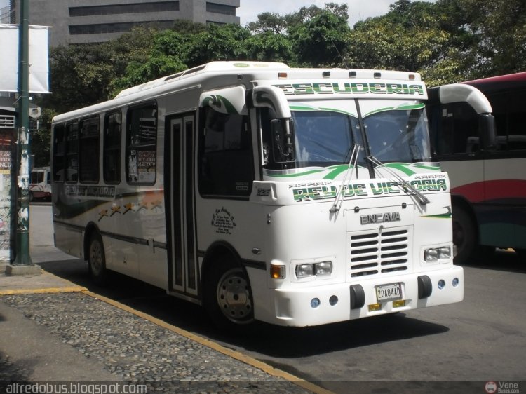 Encava E-NT610 Special - U.C. San Antonio S.C. 226
20A84AD.
Escudería Rey de Victoria. A la espera de su turno para embarcar pasajeros en la ruta entre Caracas y San Antonio de Los Altos.
(Venezuela)

Palabras clave: Encava Isuzu