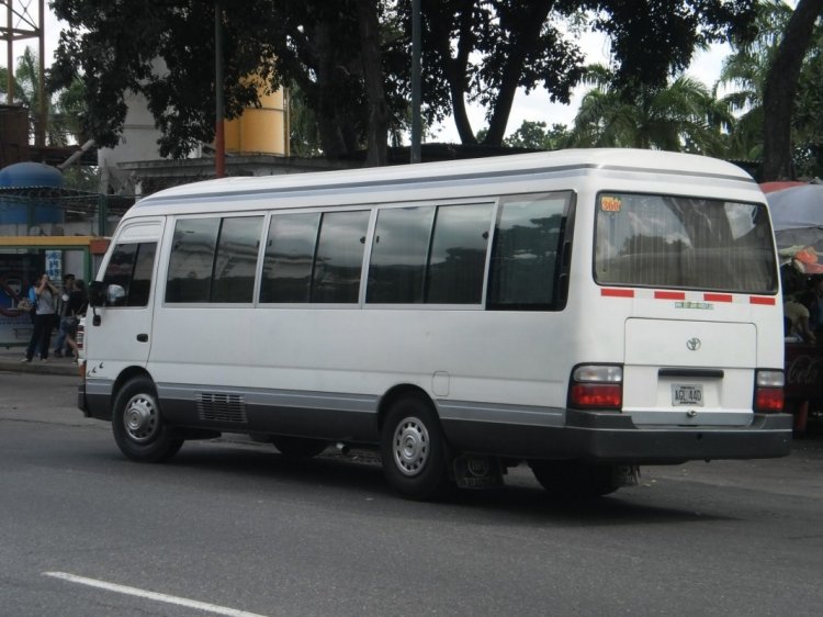 Toyota Coaster (en Venezuela)
AGL-44D
Iniciando recorrido rumbo a Guatire. Muy elegantes los colores, y algo raro de ver ya que acá la mayoría de las Coaster las dejan pintadas de blanco.
Palabras clave: Toyota Coaster