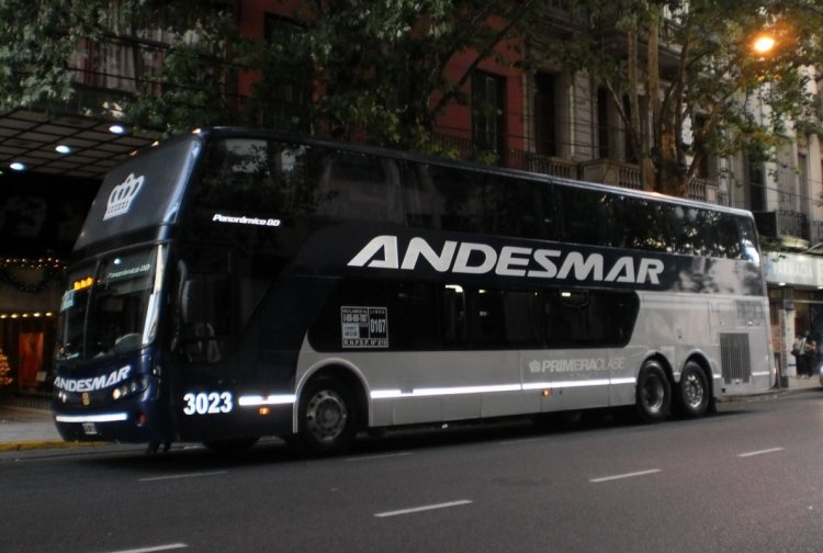 Volvo B12R - Busscar PanorâmiccoDD (en Argentina) -Autotransportes Andesmar 3023
FSD-587
Servicio Primera Clase. Recogiendo pasajeros de un hotel en la Av.Corrientes.
Palabras clave: Volvo Busscar