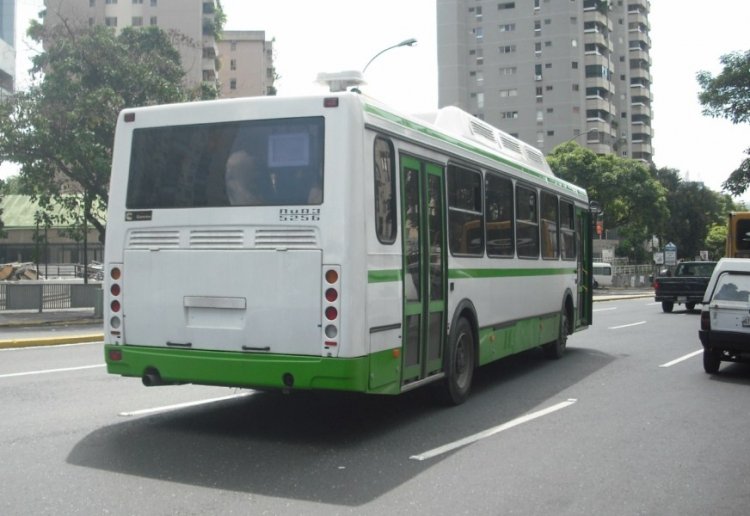 Liaz 5256 (en Venezuela) - AsoCoproColectivos 0xx
Fueron parte de una prueba para importarlos a Venezuela. La última vez que los vi ya estaban fuera de servicio, desconozco si los regresaron al fabricante. Impulsados a Gas Natural.
Palabras clave: Liaz Cummins