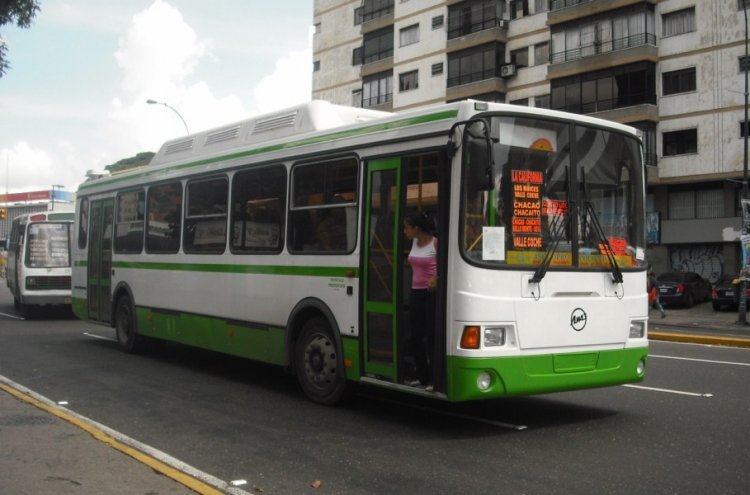 Liaz 5256 (en Venezuela) - AsoCoproColectivos 0xx
Fueron parte de una prueba para importarlos a Venezuela. La última vez que los vi ya estaban fuera de servicio, desconozco si los regresaron al fabricante. Impulsados a Gas Natural.
Palabras clave: Liaz Cummins