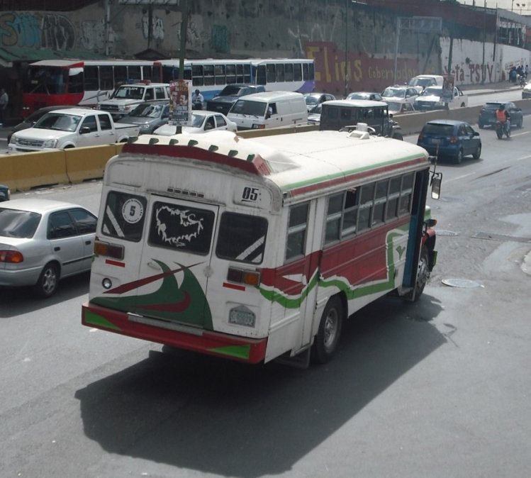 G.M.C. C-60 - Wayne Lifeguard (en Venezuela) - Colectivos El Encanto 05
C-05029
http://galeria.bus-america.com/displayimage.php?pos=-25136

El Gran Eleggua. Carrocería recortada y termocova de Leyland National adaptada.
Palabras clave: Wayne Chevrolet