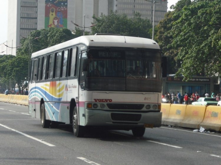 Volvo B58 - Marcopolo Allegro Gv (en Venezuela) - Colectivos Valles de Pacairigua 005
AC7051
"El último de los mohicanos", frase tipicamente empleada por los busólogos venezolanos para referirnos al último que queda de un lote más numeroso. Aunque la empresa aun existe, éste es el último Allegro que les queda de su grupo de carros fundadores. Operan entre Caracas y Guarenas-Guatire, pero ese día éste operaba un servicio especial fuera de ruta, para un acto gubernamental en conmemoración al 23 de Enero de 1958, día del regreso de la democracia tras la caída del poder de Marcos Perez Jimenez.
Palabras clave: Marcopolo Allegro Volvo
