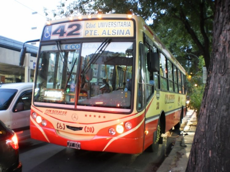 Mercedes-Benz OH-1618L-SB - Metalpar Iguazú - Colegiales 20
JFF-643
Esperando su turno para cruzar las vías del TBA Retiro - Tigre, mientras yo visitaba el barrio chino (Argentina)
Palabras clave: Mercedes-Benz OH-1618L-SB Metalpar