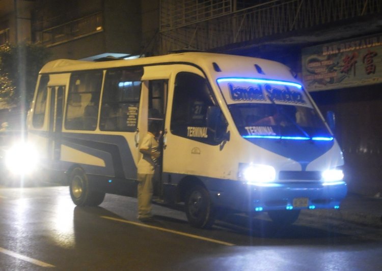 Isuzu NPR - Carrocerías Ureña Urbano Micro - Coop. de Transporte Las Cadenas 21
AF2634
Ismael Sanchez. Vista nocturna del trabajo de adaptación de LEDs en la parte frontal (Venezuela)
Palabras clave: Isuzu Ureña