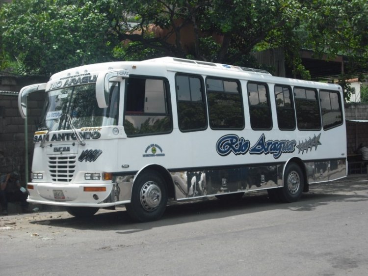 Encava E-NT610AR - Cooperativa Río Aragua 05
A85AT1G.
Escudería San Antonio. Reconocida por sus buses con ésta apariencia, aunque tiene varios con su pintura anterior, que es la misma de Expresos Flamingo pero con tonos de azul (Venezuela).
Palabras clave: Encava Isuzu