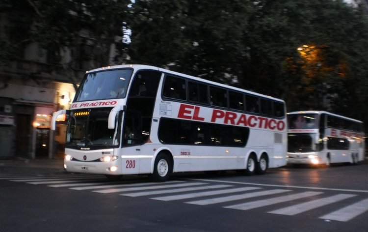 Scania K380 - Marcopolo Paradiso G6 1800DD (en Argentina) - El Práctico S.A. 280
GFG-949
Termina el día, y también el evento de juramentación. Dando una vuelta por la Plaza Del Congreso, me encontré una caravana separada de Prácticos en camino de vuelta a Córdoba. Éste par fueron los últimos que vi.
Palabras clave: Marcopolo Paradiso G6 1800DD Scania