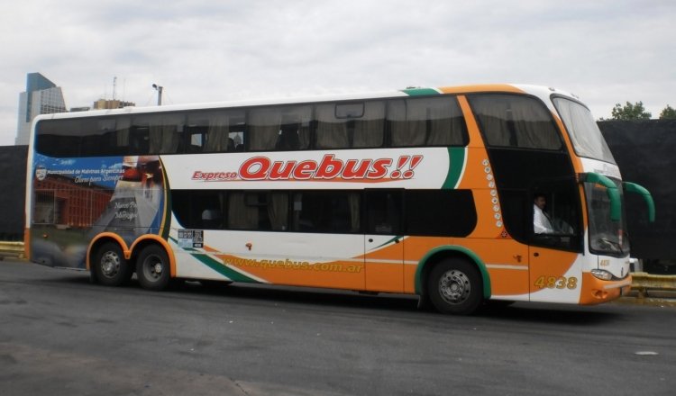 Mercedes-Benz O-500RSD - Marcopolo Paradiso G6 1800DD (en Argentina) - Expreso Quebus 4838
GXB-834
Una imagen que me trae buenos recuerdos. Cuando se viene acercando la unidad, uno de los conductores me ve y haciéndole señas al otro para pajar un poco la velocidad, toma la pose como maquinista de una locomotora. Después de tomar la foto, me despiden amablemente y siguen su camino. Un gesto muy bueno, y no sería el único en su tipo que encontraría tanto en ésta visita como en la próxima visita al Terminal de Retiro.
Palabras clave: Marcopolo Paradiso G6 1800DD Mercedes-Benz