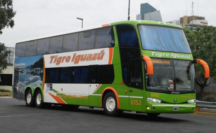 Scania K380 - Marcopolo Paradiso G6 1800DD (en Argentina) - Expreso Tigre Iguazú 6152
KFE-298
Llegando a embarcar. En el momento de la foto, una rareza al ser la época en que el Grupo Vía estaba probando el desempeño de otros chasis diferentes a los Mercedes-Benz
Palabras clave: Marcopolo Paradiso G6 1800DD Scania