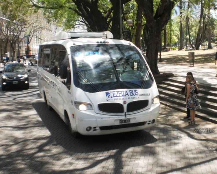 Agrale MA9.2 - ArMar Dezeo Plus - Ezeiza Bus 32
HYN-486
Foto tomada desde un bus de turismo en los alrededores de la Plaza San Martín. Los respiraderos me recuerdan a un BMW (Argentina)
Palabras clave: Agrale ArMar
