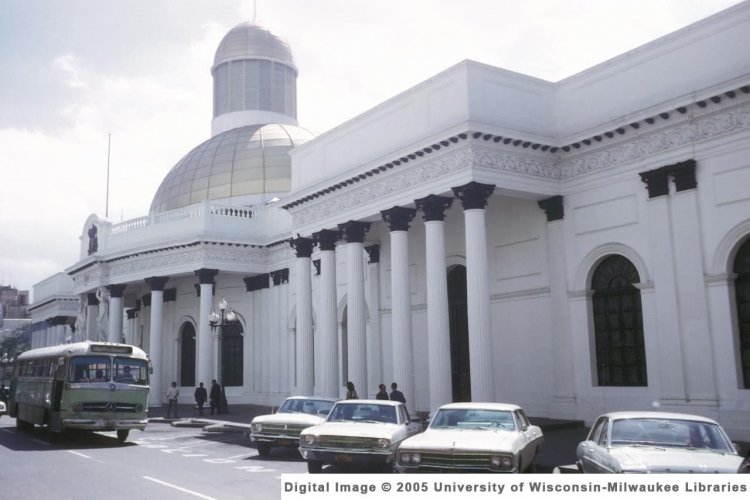 Mercedes-Benz O-321HL (en Venezuela) - Emtsa 0?
En toda su vida operaron en la misma empresa (operada a nivel metropolitano), la cual desapareció reemplazada con el IMTC (operada a nivel municipal) y junto con ella los buses. El lugar de la foto es el Congreso Nacional (actual Asamblea Nacional), y la calle actualmente es un bulevar peatonal. Actualmente no se ha podido hallar ningún sobreviviente, y lo único que he hallado son sus platinas de Mercedes reutilizadas en otros buses. Foto tomada de Internet, de la página desaparecida viejasfotosactuales.org.
Palabras clave: Mercedes-Benz O321