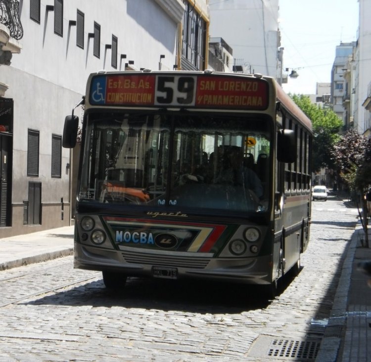 Mercedes-Benz OH-1315L-SB - Carrocerías Ugarte Europeo II - Mocba 34
HKL-719
Mientras bajábamos a San Telmo, aproveché la oportunidad del fondo artístico de la calle (Argentina)
Palabras clave: Mercedes-Benz OH-1315L-SB Ugarte