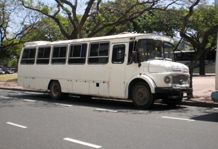 Mercedes-Benz LO 1114 - San Juan - Particular
TUQ-740
Otro que ese día trajo simpatizantes a la juramentación de Cristina Fernandez de Kirchner (Argentina)
Palabras clave: Mercedes-Benz