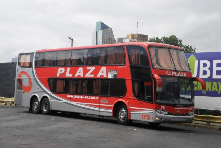 Volvo B12R - Marcopolo Paradiso G6 1800DD (En Argentina) - Plaza 1715
GBE-923
Lo que me delata que éste carro tiene sus añitos no es la apariencia, sino las cortinas color ocre, muy comunes en los primeros G6 salidos de fabrica
Palabras clave: Marcopolo Paradiso G6 1800DD Volvo Plaza