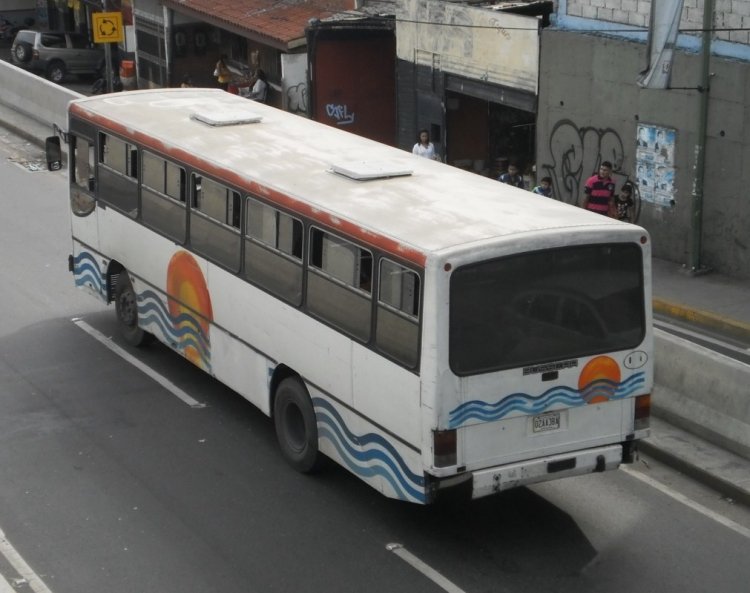 Mercedes-Benz OF-1318 - Busscar Urbanus (en Venezuela) - Transporte Colectivo Santa María x0
22AA3BA
Originalmente entregado por Fontur a finales de la década de los 90, formó parte de la empresa Vencedores Guayana en el Estado Bolívar, antes de aparecer operando en Los Teques. Motor y caja cambiados
Palabras clave: Busscar Mercedes-Benz
