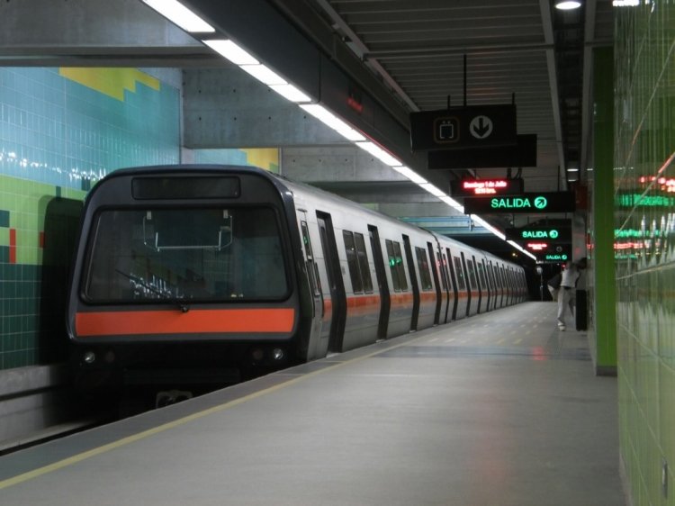 Alstom Bombardier Caracas Serie 8xxxx - C.A. Metro Los Teques MR05
Parado de reserva en uno de los andenes de la estación Alí Primera en Los Teques. En ésta foto se notan más las diferencias externas entre los Alstom de Caracas y los de Los Teques. Al momento de la foto, estaba en construcción la ampliación de la línea hacia el centro de la ciudad con dos estaciones, de las cuales una (Guaicaipuro) fue inaugurada a medias en Noviembre de 2012 (Venezuela)
Palabras clave: Metro Caracas Teques Alstom