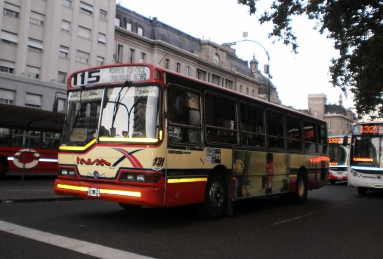 Mercedes-Benz OH-1621L - Splendid - Tarsa 131
COW-456
http://galeria.bus-america.com/displayimage.php?pos=-25205

Agradezco ayuda con los datos de la carrocería. Un detalle resaltante es el "Carabobo" que tiene el rutero adicional del Tronador de la Nuevos Rumbos que llegaba a posicionarse. En cuanto lo vi, lo primero que recordé fue Valencia, y lo irónico de su desastroso terminal de pasajeros (Agentina) 
Palabras clave: Mercedes-Benz