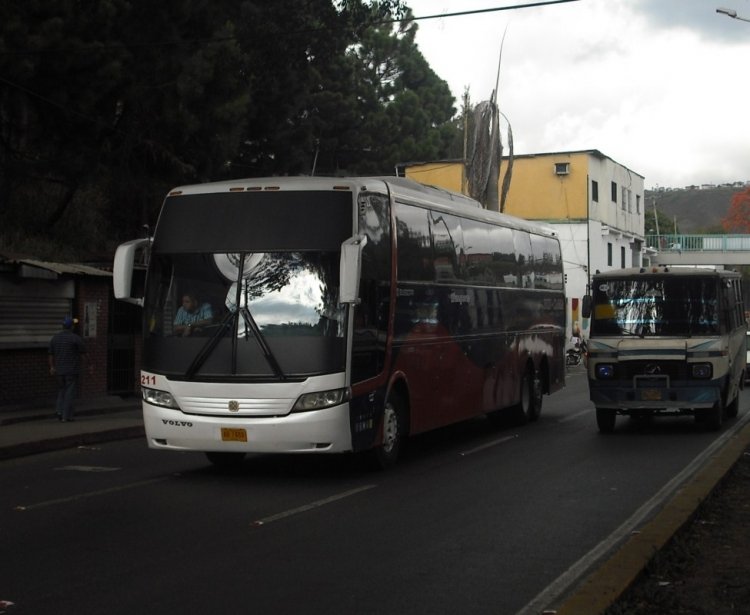 Volvo B10R - Busscar JumBuss 360 Serie 5 (en Venezuela) - Transporte Yutico 211
AB748X
Ex. Expresos Occidente y 2011 de Transportes Uni-Zulia, operando como transporte de personal.
Palabras clave: Volvo Busscar