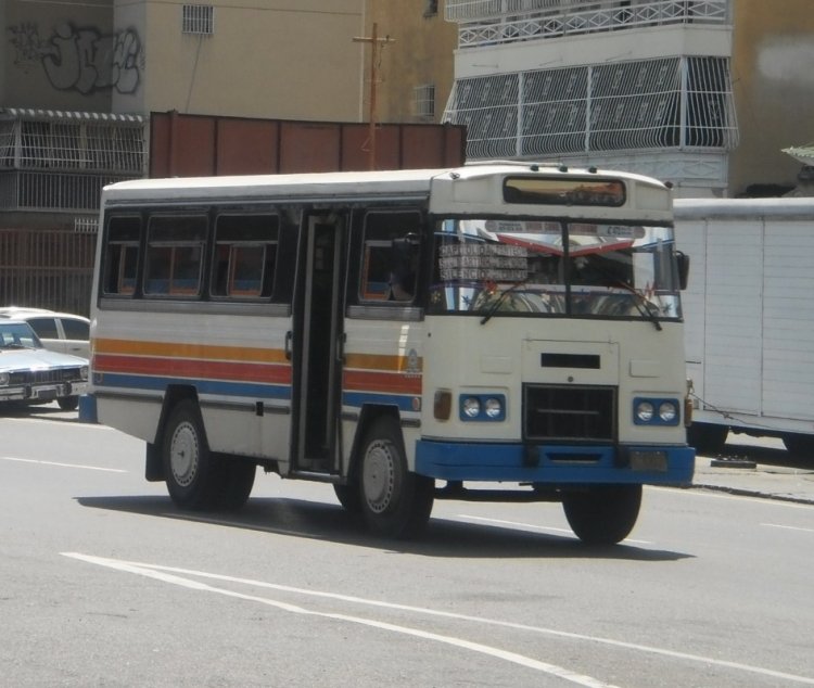 Encava E-510 - Union Conductores de Antímano 00?
AB675X
Modelo apodado como "Cuadrado". Antecesor del E-600. El de la foto se conserva casi original, a excepción de las tazas (tapacubos). (Venezuela).
Palabras clave: Encava Isuzu