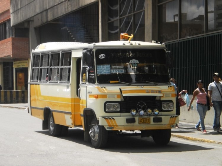Mercedes-Benz LO 608D - Caio Carolina (en Venezuela) - U.C. La Matica 19
AC6193
Ahora una foto de día de El Bambolero

http://galeria.bus-america.com/displayimage.php?album=lastupby&cat=0&pos=83&uid=6337
Palabras clave: Caio Mercedes-Benz