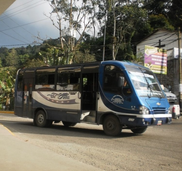 Isuzu NPR - Intercar Urbano II - U.C. San António S.C. 247
AO851AA.
El Fona. Bajando a Caracas sin pasajeros, a buscar pasajeros para hacer la vuelta en hora pico. Éste modelo fue de los más exitosos de Intercar. Actualmente fue reemplazado por el Vigo y el Borota (Venezuela).
Palabras clave: Chevrolet Intercar Isuzu