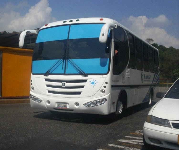 Kamaz 4308-1 - Carrocerías Ureña Orion Plus - U.C. Los Caminantes 29
A0700AD
Primer Kamaz que registro, a pesar de que la toma me la daño el retrovisor del taxi. Saliendo hacia Las Tejerías. El chasis Kamaz empieza a ganar popularidad entre los operadores de microbuses en el país. (Venezuela)
Palabras clave: Ureña Kamaz Cummins