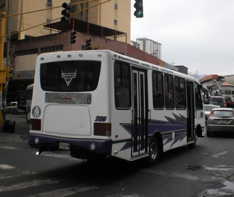 Encava E-NT900 - U.C. San Antonio S.C. 208
25A84AM
Escudería McQueen 1, en camino hacia su parada en el centro de Los Teques (Venezuela)
Palabras clave: Encava Isuzu