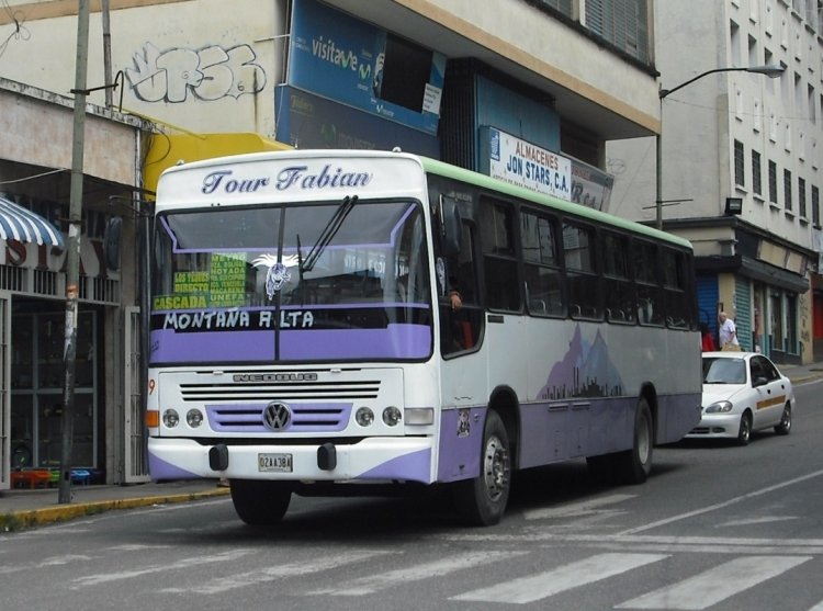 Volkswagen 16.210CO Euro II - Neobus Mega (En Venezuela) - U.C. San Charbel 09
02AA3BA
Tour Fabian (Venezuela)
Palabras clave: Neobus Volkswagen