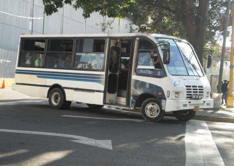 Chevrolet P-31 Nacional - Intercar Urbano I - Unión de Transportistas San Pedro 68
Uno de los primeros modelos de microbuses de Intercar. El chasis es una variación del P-30 Americano, igual ya estoy buscando más información al respecto. Éste modelo fue reemplazado por el Urbano II (Venezuela).
Palabras clave: Chevrolet Intercar