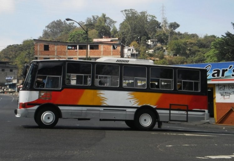 Encava E-600 - Unión de Transportistas San Pedro A.C. 10
AF3666
Ex.086 de CU Caracas - Los Teques AC. En camino a reabastecerse de Gas-Oil. La termocova en el techo es en realidad un adorno y no un A/C, a pesar de que el bus tiene interior ejecutivo (Venezuela)
Palabras clave: Encava Isuzu