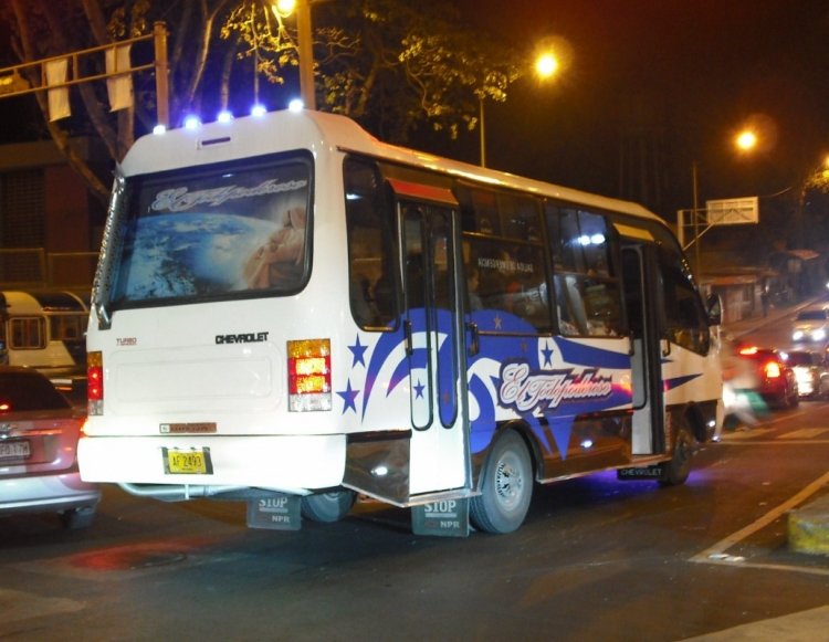 Isuzu NPR - Carrocerías Ureña Urbano Micro - Unión de Transportistas San Pedro A.C. 53
AF2493
El Todopoderoso. Repintado y repotenciado, haciendo gala de sus luces en la noche mientras se dirige a San Pedro (Venezuela)
Palabras clave: Isuzu Ureña