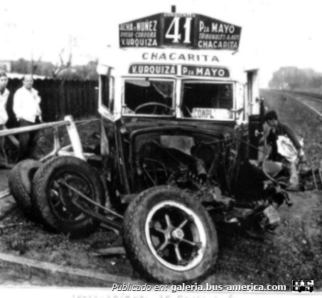 Linea 41 International 1935 Carrocería Gnecco  CHOQUE n las vías del F.F.C.B.A. foto de Sergio Ruiz Diaz.
