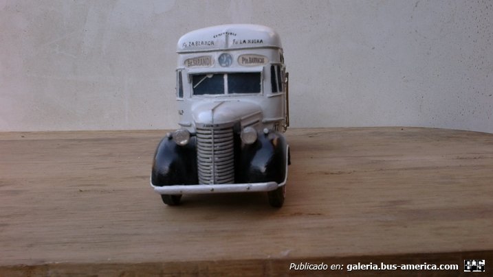 Linea 25 La Blanca Chevrolet 1940 Carrocería Agosti Maqueta de mi autoría.

