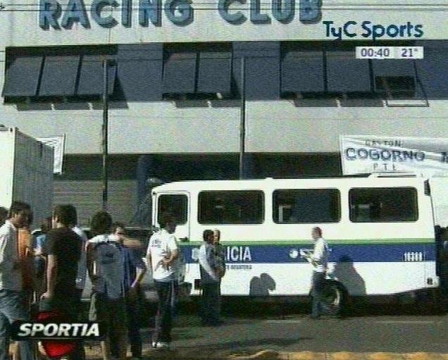 Iveco Daily
Perteneciente a la Policia Bonaerense. Fuente en la imagen.
Palabras clave: Iveco Daily