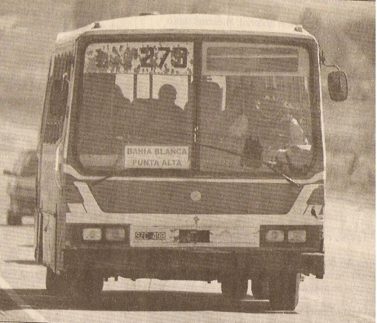 El Detalle OA 101 - Cía. La Acción
C.1591177 - SCZ498

Fotografía publicada en: ¿?

Línea 279 (Prov. Buenos Aires)
Ex línea 107 (Buenos Aires)
Ex líneas 86, 56 & 97 (Buenos Aires)

Este coche es un OA 101 de la ultima etapa de la Cia La Accion que explotaba la linea 279 uniendo Bahia Blanca y Punta Alta; creo que era de la Linea 107 de Bs. As. La empresa habia traido varios de estos coches y tambien un ohl 1316 carroceria ALASA
