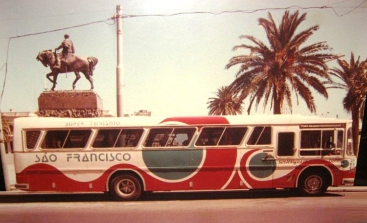 Nielson Diplomata - Sáo Francisco
Foto a la venta en Mercadolibre Uruguay, segun detalla el aviso es una empresa de turismo brasilero y la foto esta tomada en la Plaza Independencia de Montevideo.
Algo que me llamo la atencion de la gráfica, similar a la que uso la empresa El Condor ETSA con los servicios Ruta Jet.

Palabras clave: turismo brasil