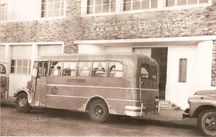 Bedford OB - GM (ensamblada en Argentina) - Escolar
Esta foto la saque de la pagina del Colegio San Rafael, del barrio de Villa Devoto de la ciudad de Buenos Aires.
Parece ser un escolar de la época, para mi es algo bien raro !!!
Palabras clave: escolar