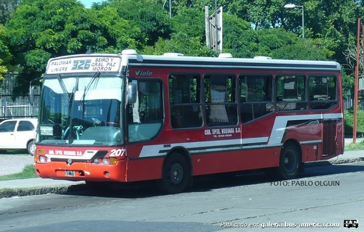 Mercedes-Benz OH 1115 L - Marcopolo - Cía. Tte Vecinal
Línea 326 - Interno 207

Fotografía: Pablo Olguín
