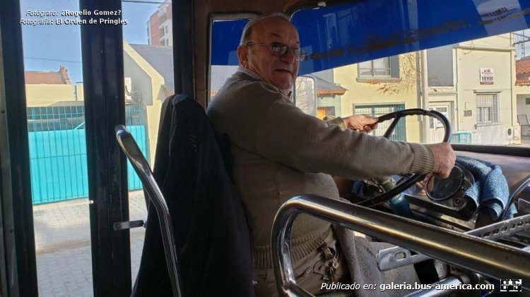 Mercedes-Benz LO 1114 - El Detalle - Transp. Agriello
VHI 292 - ex patente S.387284
[url=https://bus-america.com/galeria/displayimage.php?pid=65268]https://bus-america.com/galeria/displayimage.php?pid=65268[/url]
[url=https://bus-america.com/galeria/displayimage.php?pid=65269]https://bus-america.com/galeria/displayimage.php?pid=65269[/url]
[url=https://bus-america.com/galeria/displayimage.php?pid=65270]https://bus-america.com/galeria/displayimage.php?pid=65270[/url]
[url=https://bus-america.com/galeria/displayimage.php?pid=65271]https://bus-america.com/galeria/displayimage.php?pid=65271[/url]

Línea 1 (Cnel.Pringles), interno 2

En la fotografía: Ruben Agriello
Fotógrafo: ¿Rogelio Gómez?
Fotografía: [url=https://www.elorden.com/noticias/2019/08/15/7979-ruben-agriello-parte-de-la-historia-de-nuestra-ciudad]El Orden de Pringles[/url]

(Vista interior de la unidad)
